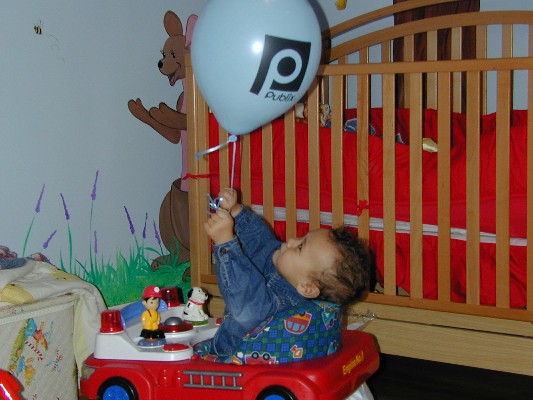 Bryson est fascine par son ballon bleu