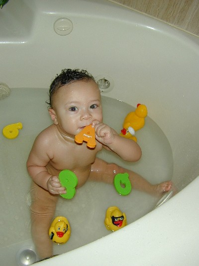 Bryson mange des lettres dans le bain