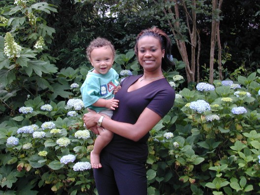 Dawn et Bryson dans le jardin