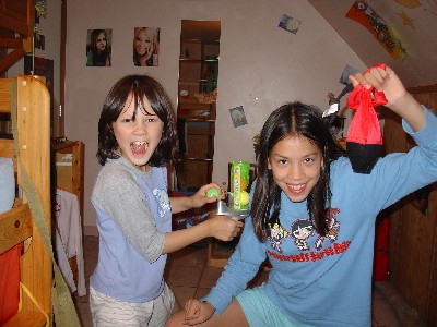 Thuy-An et Nora dans leurs chambres a Waterloo